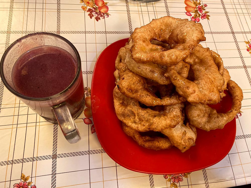 Api Morado mit Buñuelos aus Bolivien