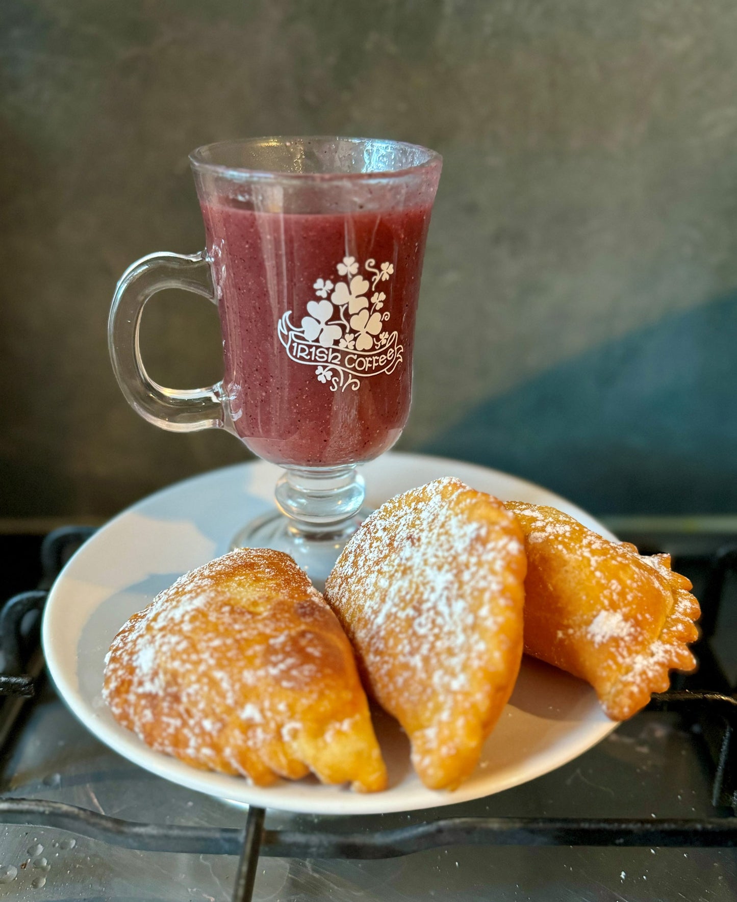 Api Morado mit Käse-Empanadas