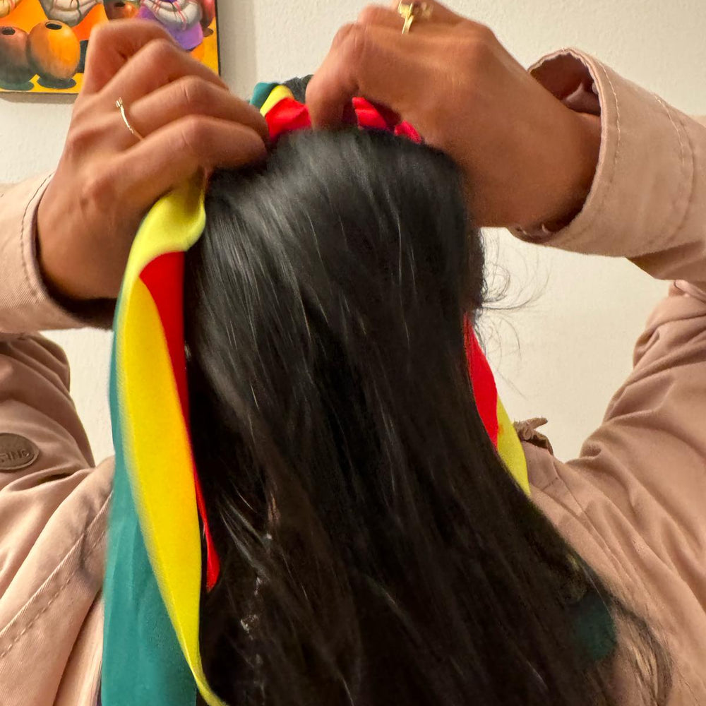 
                      
                        Bolivianisches Haarband / Scrunchie mit Schleife
                      
                    