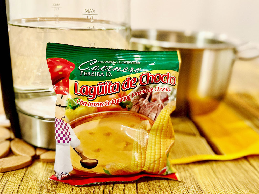 
                      
                        Die Zutaten für die Zubereitung einer Laguita de Choclo Fertigsuppe: Wasser, ein Topf und die Fertigmischung von Cocinero Perira D.
                      
                    