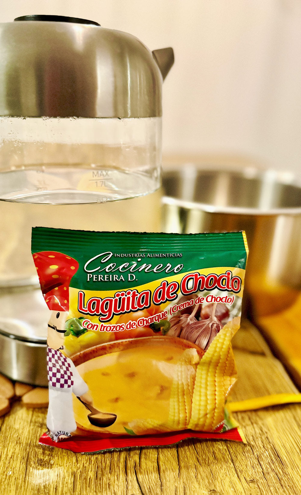 
                  
                    Die Zutaten für die Zubereitung einer Laguita de Choclo Fertigsuppe: Wasser, ein Topf und die Fertigmischung von Cocinero Perira D.
                  
                