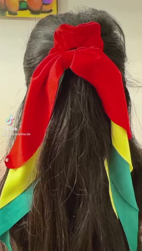 
                      
                        Cargar y reproducir video en el visor de la galería, Bolivianisches Haarband / Scrunchie mit Schleife
                      
                    
