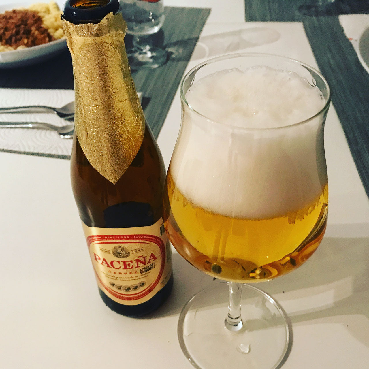 
                  
                    Cerveza Paceña Flasche mit Glas Bier
                  
                